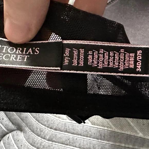 Victoria Secret Very Sexy Balconet 34D - Picture 6 of 6